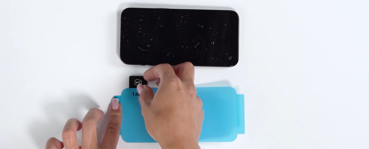 Montaż folii ochronnej na telefonie