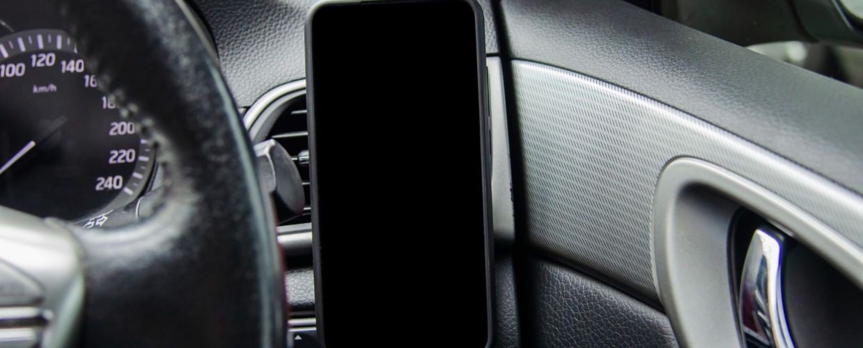 Uchwyt na telefon do samochodu – jak wybrać bezpieczny?