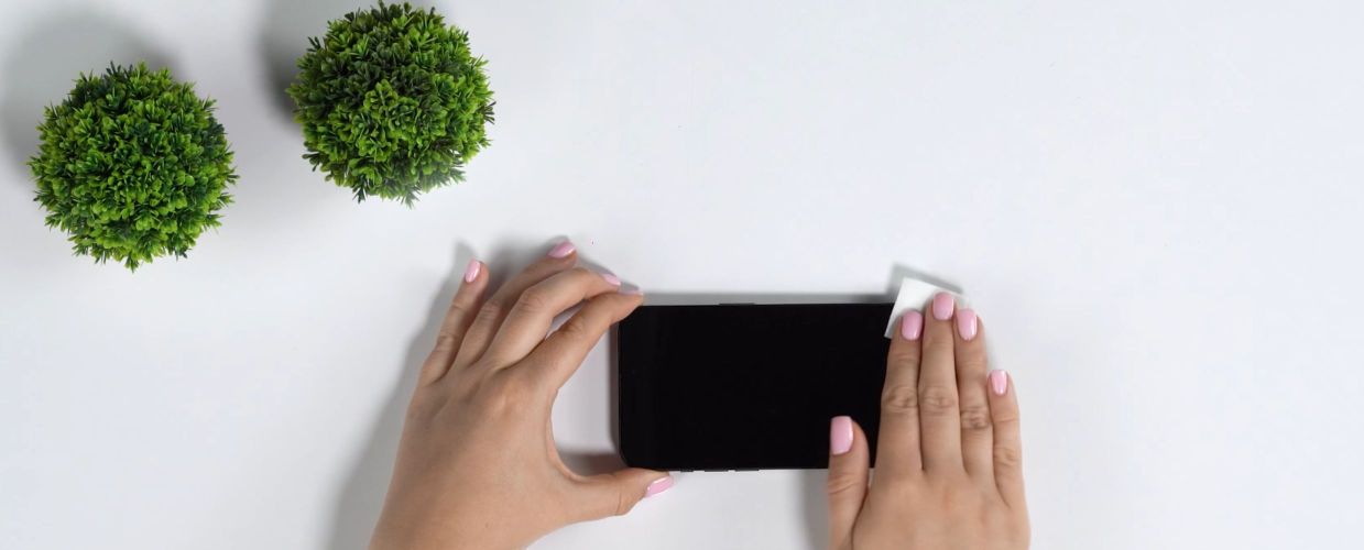 Czy można nakleić szkło hartowane na folię ochronną?