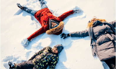 Ferie zimowe w 2025 r. 5 akcesoriów, które warto zabrać