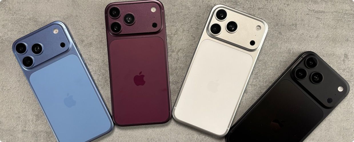 prawdopodobny wygląd iPhone 18 Pro w czterech przewidywanych kolorach - niebieski, wiśniowy (Dark Cherry), biały i czarny, ułożone na blacie