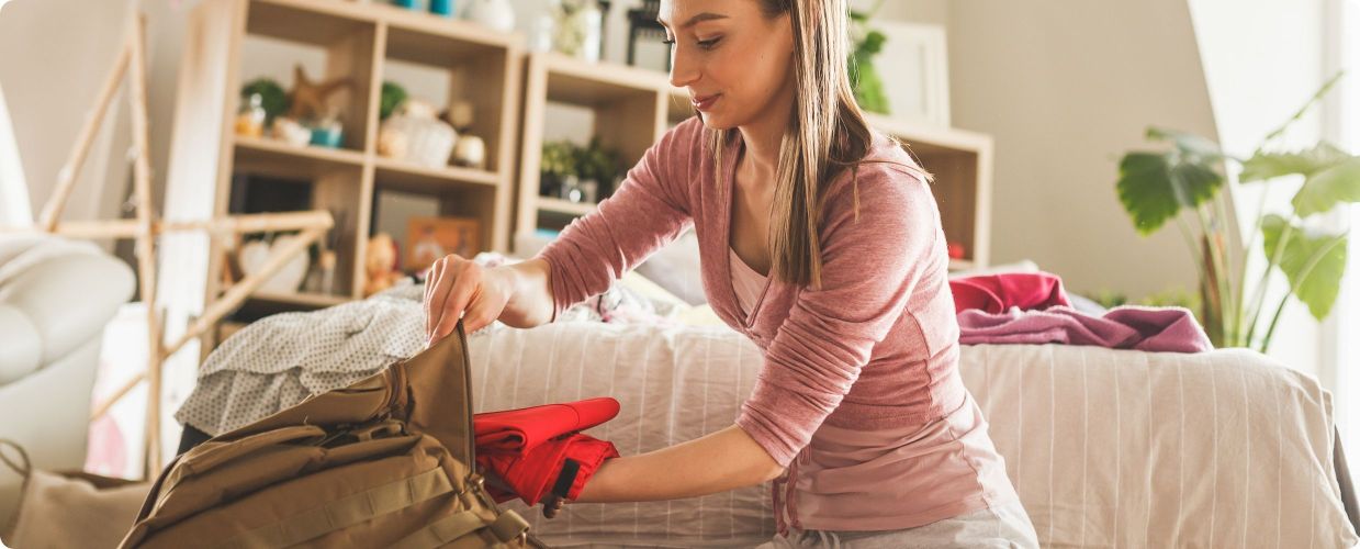 Jak spakować bagaż podręczny do samolotu? Techniki, lista rzeczy i wybór plecaka