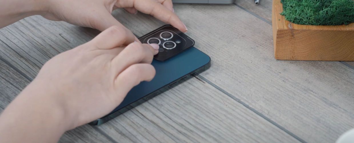 Jak założyć szkło na aparat? Zakładanie szkła hybrydowego i hartowanego