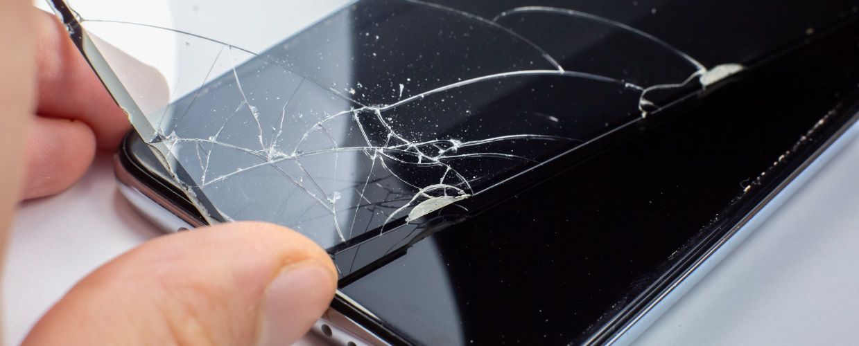 Jak zdjąć folię ochronną z telefonu?