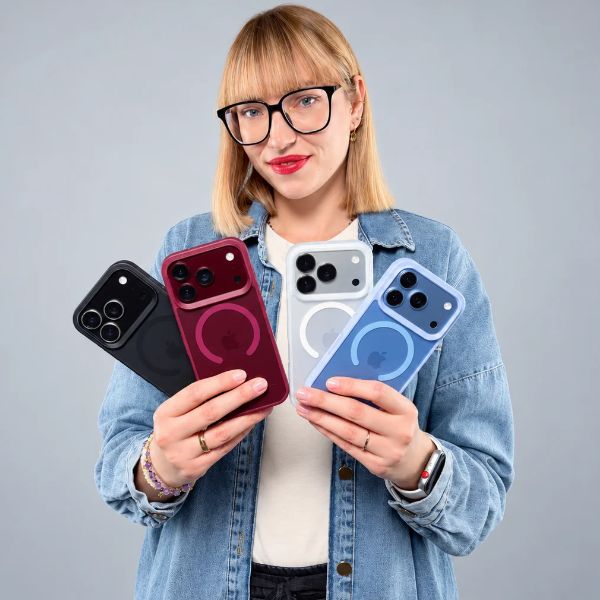 Kobieta trzyma cztery etui 3mk HARDY Hazy MagCase z MagSafe na iPhone 17 Pro Max i 18 Pro Max w kolorach czarnym, bordowym, białym i niebieskim