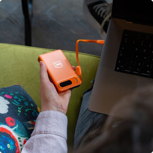 Pomarańczowy powerbank 3mk incharge Genesis Qi 2.2 ładujący laptopa przez port USB-C