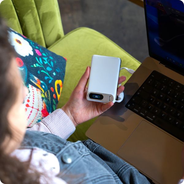 Biały powerbank 3mk incharge Genesis Qi 2.2 ładujący laptopa kablem USB-C Power Delivery