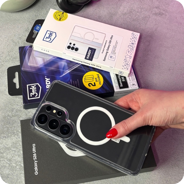 Przezroczyste etui 3mk Hardy z magnetycznym uchwytem MagSafe na Samsung Galaxy S26 Ultra, obok oryginalnego opakowania produktu
