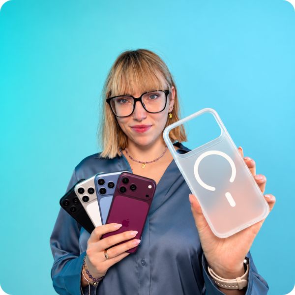 Kobieta trzymająca kilka iPhone'ów 18 pro w różnych kolorach (burgund,jasnoniebieski, silver oraz czarny) oraz przezroczyste etui z MagSafe do iPhone'a
