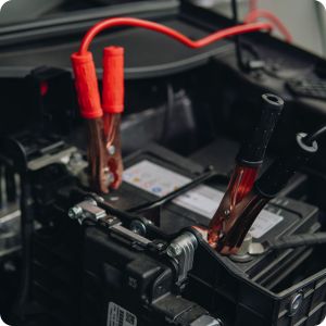Klemy rozruchowe podłączone do akumulatora samochodowego - powerbank 3mk Motio HyperBoost Pro