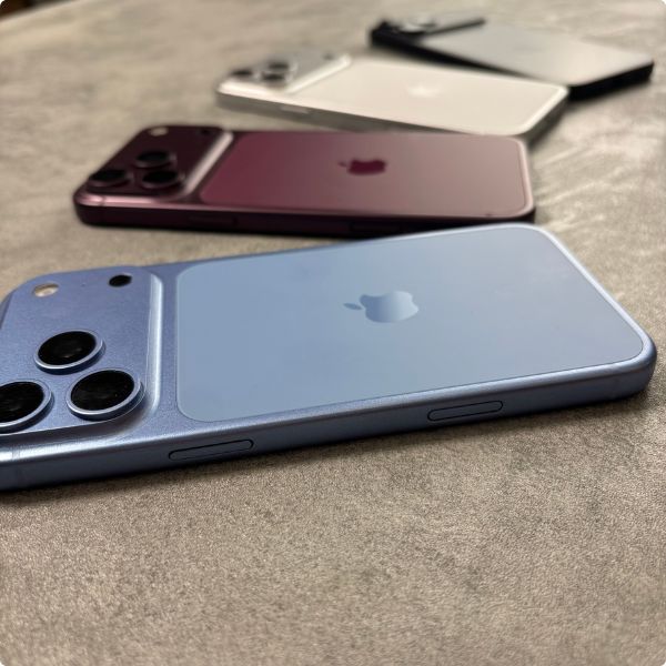 prawdopodobny wygląd iPhone 18 Pro w kolorach czarnym, wiśniowym Dark Cherry, niebieskim i srebrnym, widok pod kątem z modułami aparatów
