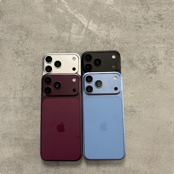 prawdopodobny wygląd iPhone 18 Pro w kolorach czarnym, wiśniowym Dark Cherry, niebieskim i srebrnym, widok od tyłu z modułami aparatów