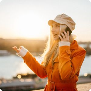 korzystanie-z-telefonu-w-sloncu