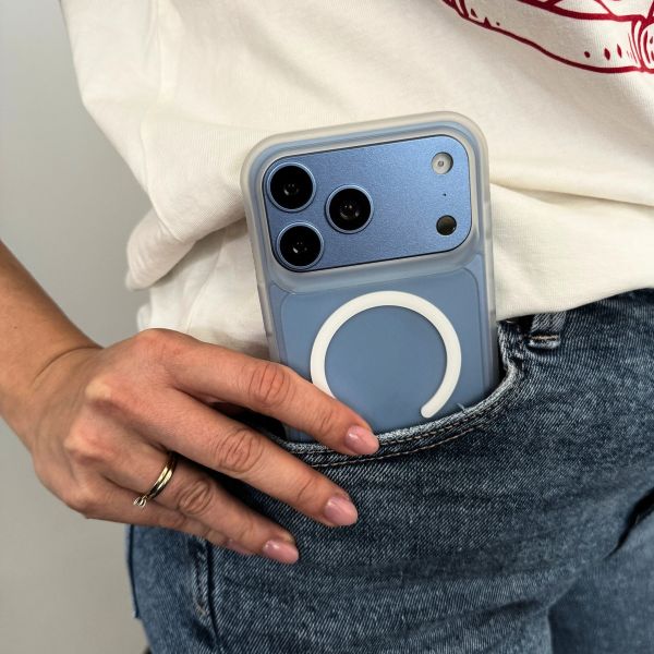 Przydymione etui 3mk HARDY Hazy MagCase White z pierścieniem MagSafe na iPhone 17 Pro i 18 Pro, trzymane w kieszeni jeansów