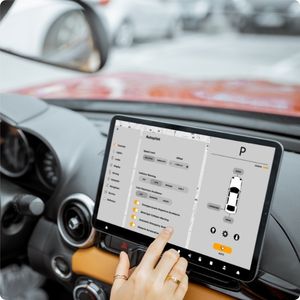 Ekran systemu multimedialnego w samochodzie z aktywnym Android Auto i widokiem ustawień pojazdu obsługiwanych dotykowo