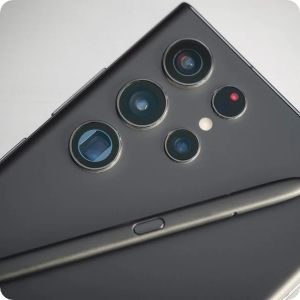 Szklany biurowiec Samsunga w Warszawie z logo marki na fasadzie