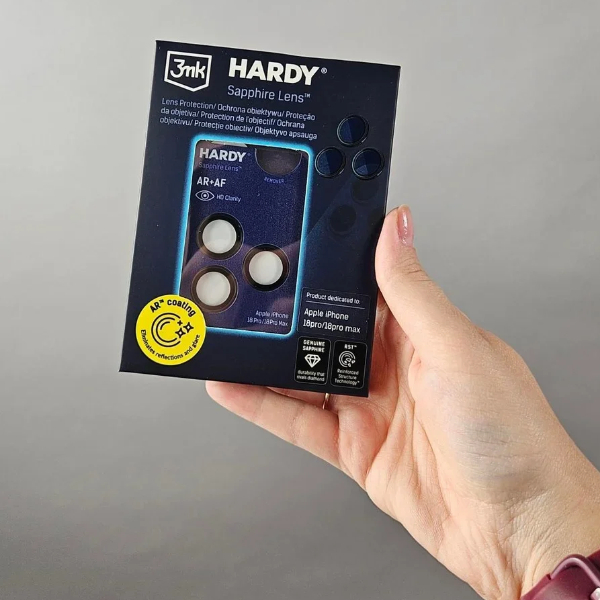 Opakowanie szafirowej ochrony obiektywów 3mk HARDY Sapphire Lens dla iPhone 18 Pro i 18 Pro Max trzymane w dłoni