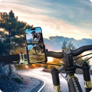 smartphone zamontowany w uchwycie na kierownicy roweru, widok z perspektywy rowerzysty na górskiej/leśnej drodze, na ekranie telefonu widać rowerzystę.