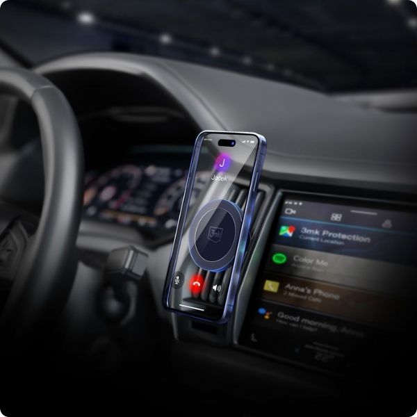 Smartfon zamocowany w magnetycznym uchwycie samochodowym na desce rozdzielczej, gotowy do bezpiecznego korzystania z nawigacji i Android Auto