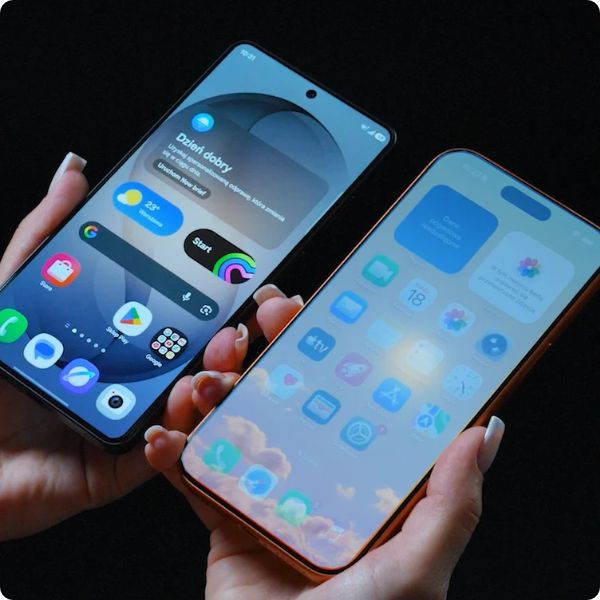 Porównanie odbić na ekranach dwóch smartfonów – szkło z powłoką AR vs szkło transparentne, test przy lampie LED COB